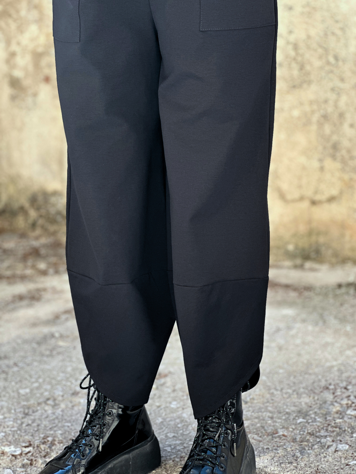 γυναικεία ρούχα, μίνιμαλ, μίνιμαλ, minimal, γυναικεια ρουχα, pants, trousers,παντελόνια, παντελονια,pantelonia, style, στιλ, style loft, www.style-loft.gr, styleloft, fashion, μόδα, μοδα, γυναίκα, μαύρο, μαυρο , black, mavro panteloni, μαύρο παντελόνι, μαυρο παντελονι, ασύμμετρο παντελόνι, ασυμμετρο παντελονι
